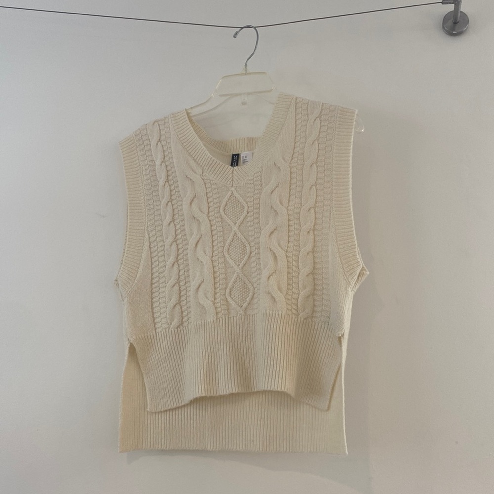 H&M sweater vest women’s size extra small.